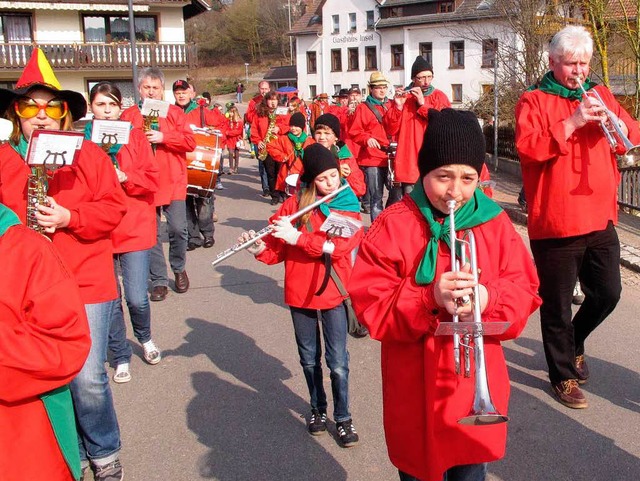 Die &#8222;Froschmusik&#8220; fhrte den Umzug in Wellendingen an.  | Foto: Uli Spielberger