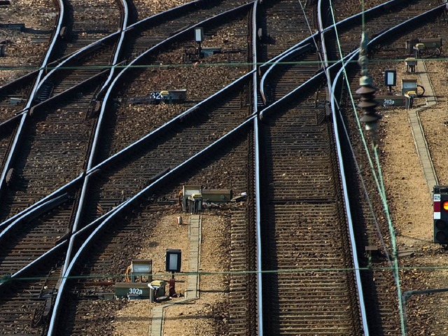 Nicht los auf den Gleisen &#8211; die Lokfhrer weiten ihren Arbeitskampf aus.  | Foto: dpa