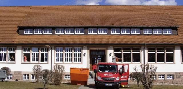 Links  die neu eingesetzten Fenster am Schulhaus.   | Foto: Liane Schilling