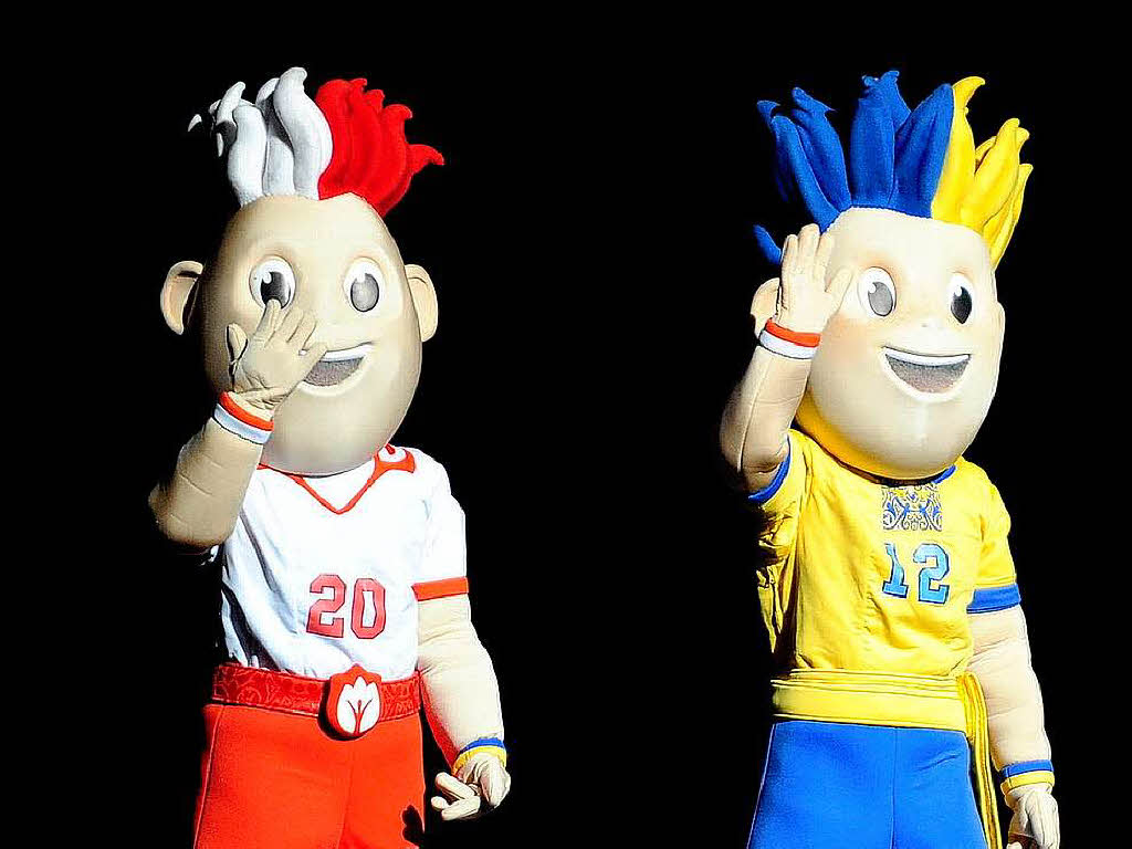 Die Maskottchen der Fuball-Europameisterschaft 2012 in Polen und der Ukraine winken