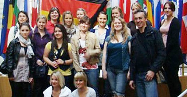 14 Schlerinnen des Dualen Berufskolle...Programm der Europischen Union teil.   | Foto: BZ