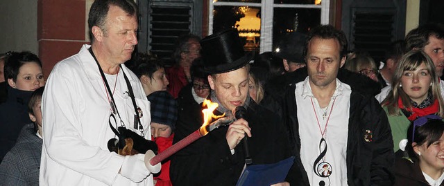 Traurige Gesichter berall bei der Grabrede fr die Fasnacht.  | Foto: Hege