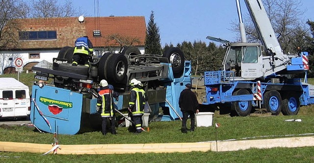 berschlagen hat sich gestern bei Ober...den Lkw wieder auf die Beine stellen.   | Foto: Stefan Sahli