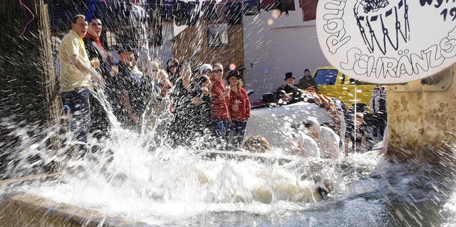 Damit die Schrnzertaufe nicht zu leic...as Brunnenwasser vorher noch gekhlt.   | Foto: A. Greiner