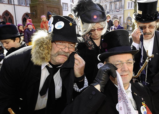 Auf dem Rathausplatz: Narren beweinen ihre leeren Geldbeutel.  | Foto: ingo schneider