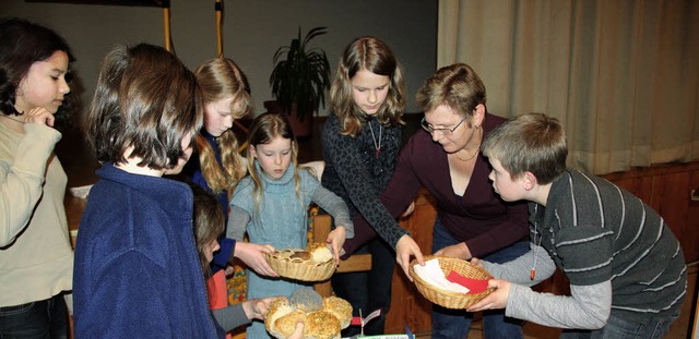 Das Brot teilten sich die Mitwirkenden...ie kam diesmal von Frauen aus Chile.    | Foto: Monika Weber