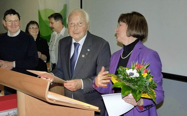 OB Edith Schreiner (rechts) zeichnete ...chumann mit der Landesehrennadel aus.   | Foto: weizenecker