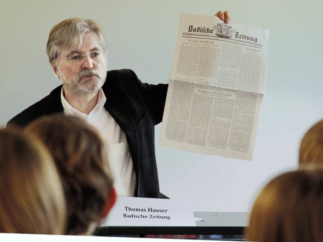 Chefredakteur Thomas Hauser zeigt den ...e erste Ausgabe der Badischen Zeitung.  | Foto: Wolfgang Grabherr