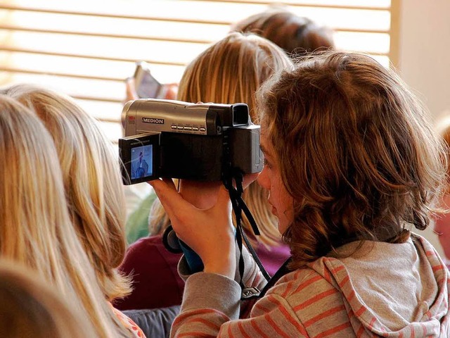 Diese Kinderreporterin hatte sogar ihre Viedeokamera dabei.  | Foto: Wolfgang Grabherr