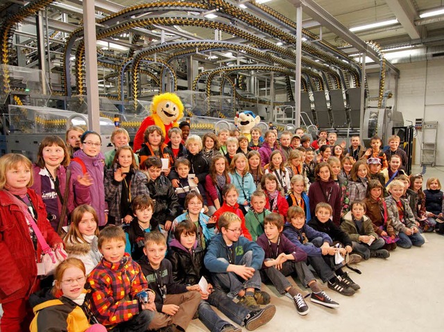 Zum Abschluss ein Gruppenbild mit Betti Z. und B. Zetti in der Druckhalle.  | Foto: Wolfgang Grabherr