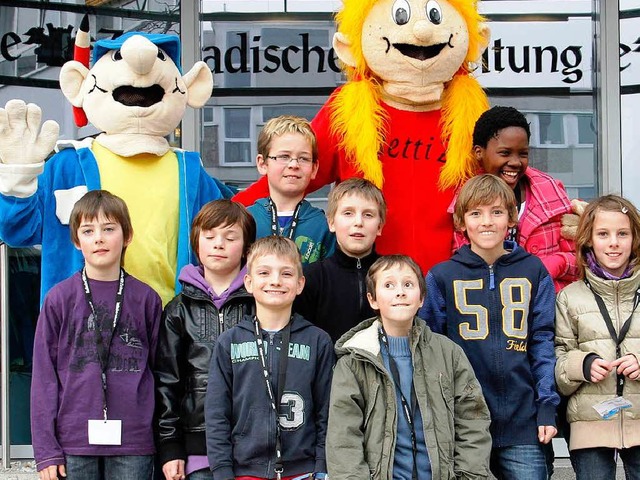 Fototermin I vor dem Pressehaus mit den beiden Maskottchen.  | Foto: Wolfgang Grabherr