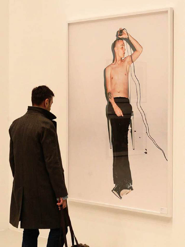 Ein Besucher steht vor der Fotografie "Sex" von der Fotografin Frederike Helwig Ein Besucher steht vor der Fotografie "Sex" von der Fotografin Frederike Helwig