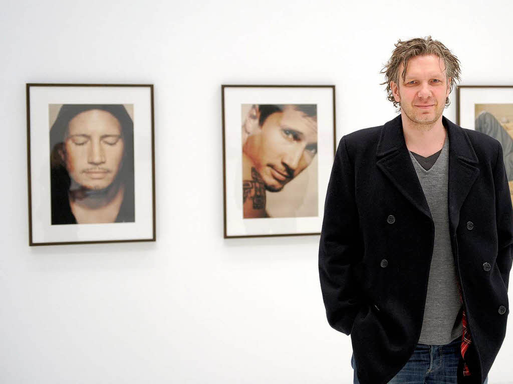 Der Fotograf Thomas Leidig vor seinen Bildern des Schauspielers Benno Führmann Der Fotograf Thomas Leidig vor seinen Bildern des Schauspielers Benno Führmann