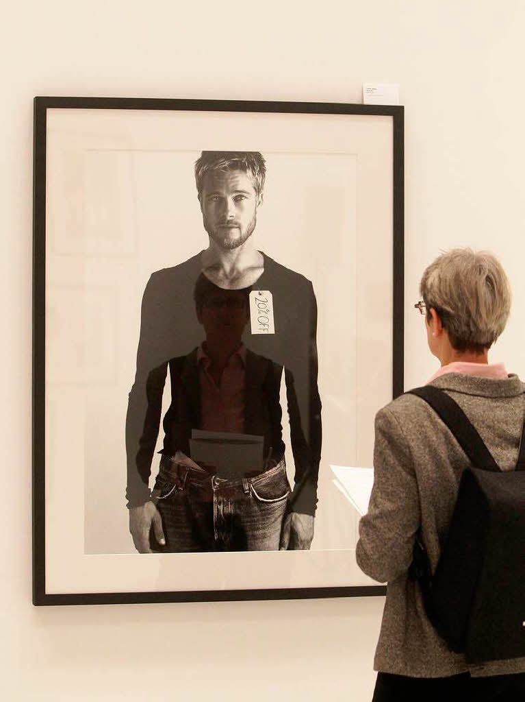 Eine Besucherin steht vor einer Fotografie "Brad Pitt" des Fotografen Tony Duran Eine Besucherin steht vor einer Fotografie "Brad Pitt" des Fotografen Tony Duran