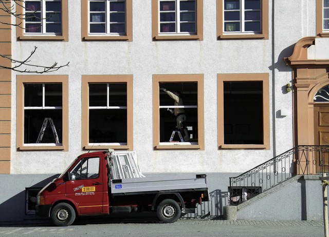 Neue Fenster werden derzeit in der Gru...len rund 20000 Euro investiert werden.  | Foto: wd