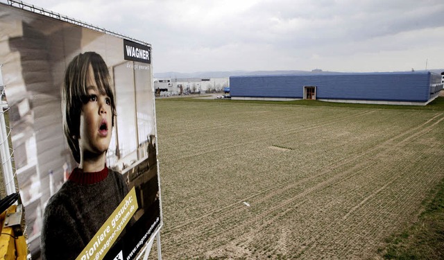 Wagner zeigt auf dem neu erworbenen Ge...Rechts das bestehende Wagner-Werk II.   | Foto: christoph breithaupt