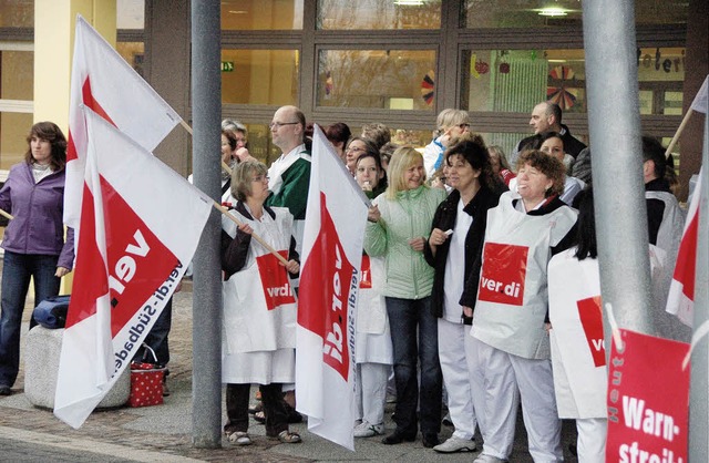 Rund 50 Beschftigte der Helios-Klinik... am einstndigen Warnstreik beteiligt.  | Foto: Sebastian Barthmes