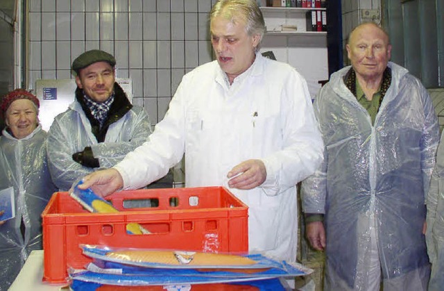 Hans-Jrgen Rtschlin erklrt Wissensw..., mit Kappe, VHS-Leiter Henning Kurz.   | Foto: Albert Greiner