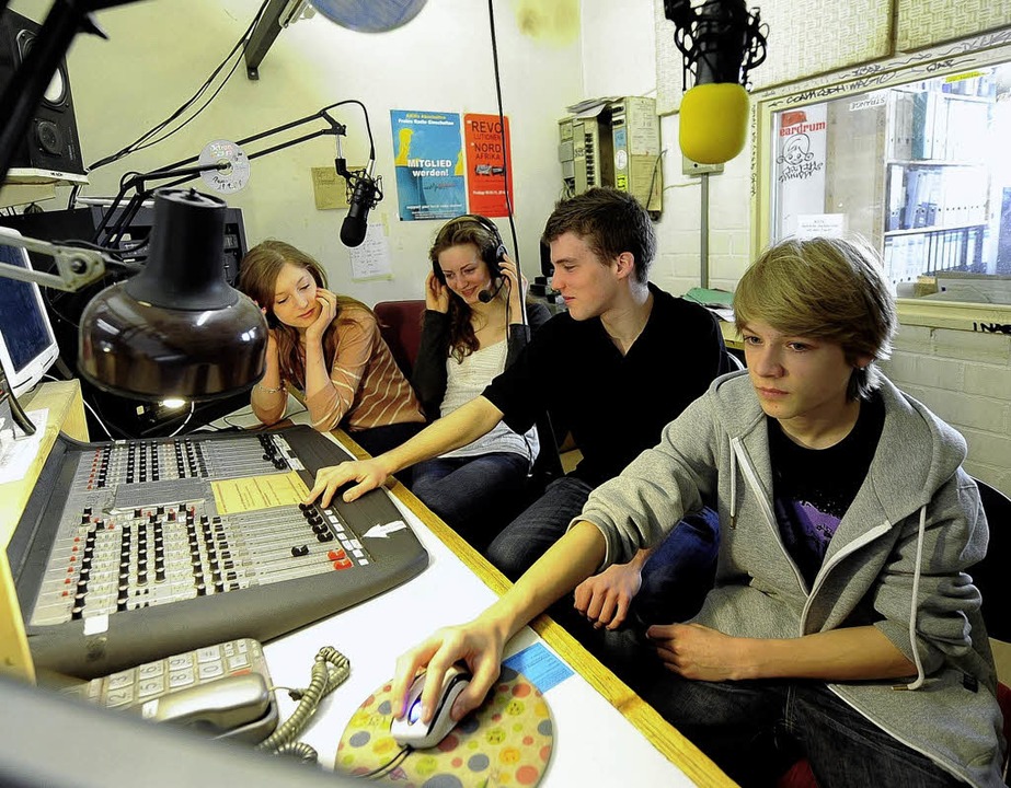 Die Nervosität legt sich schnell: Carl...Jugendredaktion bei Radio Dreyeckland.  | Foto: ingo schneider