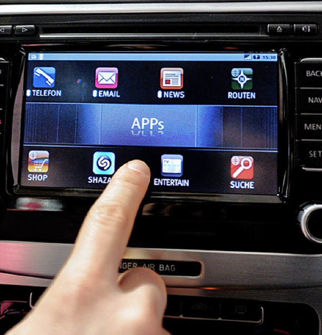 Finger  drauf: Musik im Auto sollte nicht laut sein.   | Foto: dpa