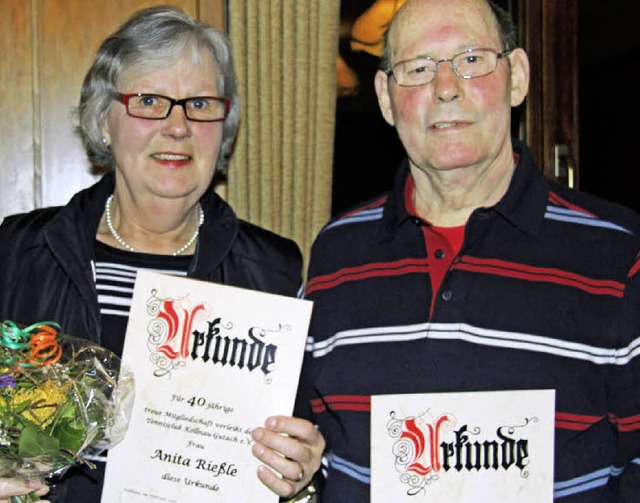 Fr 40 Jahre im Tennisclub wurden Anita Riele und Berthold Riele geehrt.    | Foto: Stefanie Sigmund