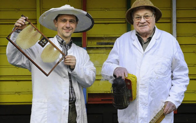 Andreas Wolfangel (links) und Albert M...rvereins am Lehrbienenstand in Lehen.   | Foto: Ingo Schneider