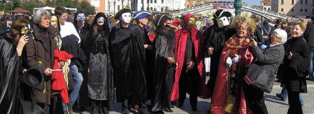 Die Mitglieder der Kleinen Bhne Ettenheim beim Karneval in Venedig.   | Foto: Privat