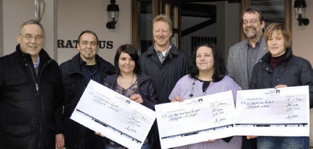 Bei der Spendenbergabe gab es stahlen...li, Martin Obert und Katja Bitzenhofer  | Foto: Birgit Lttmann