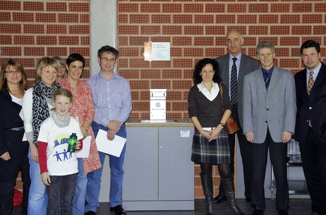 Vertreter der Thaddus-Rinderle-Schule...chlern ber einen neuen Trinkbrunnen.  | Foto: privat