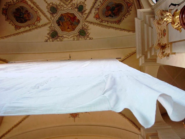 Hinter dem Altartisch verhngt derzeit ein Fastentuch aus Windeln das Altarbild.  | Foto: Anne Kunzendorf (Praktikantin)