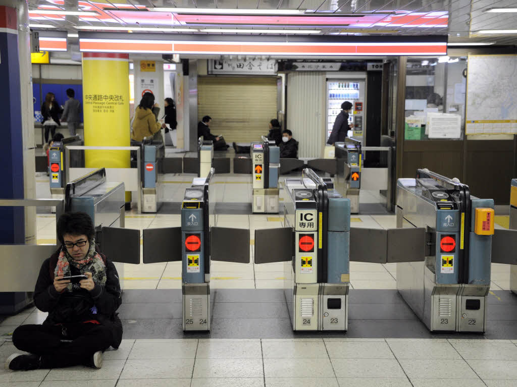 Nach dem Beben fallen die Zge und U-Bahnen aus, hier an der Station Ikebukuro in Tokio.
