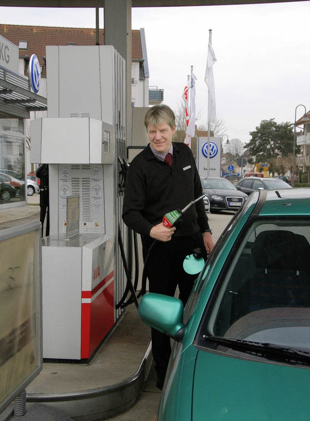 Ralph Kandziorra vom gleichnamigen Aut...er mit zehnprozentigem Ethanolanteil.   | Foto: frank kiefer