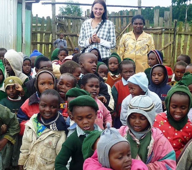 Katharina Winterhalder mit Kindern in Afrika     | Foto: PRIVAT