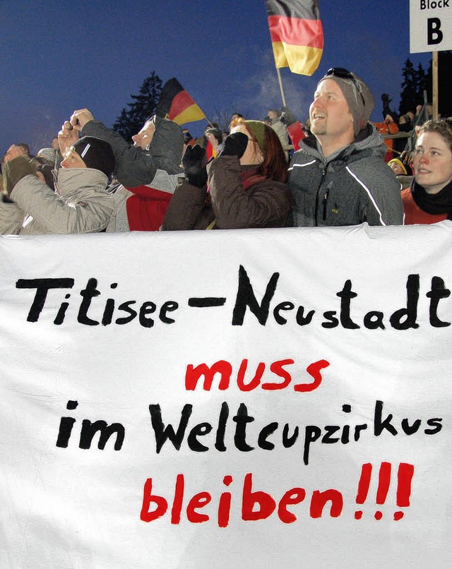 <ppp> forderten die Fans bei der letzt...f Transparenten von den Rngen herab.   | Foto: Peter Stellmach