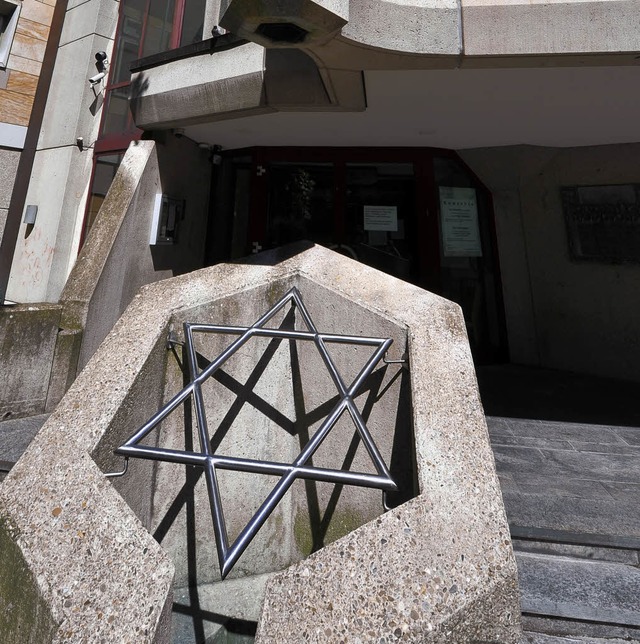 Vor der Synagoge  | Foto: Bamberger