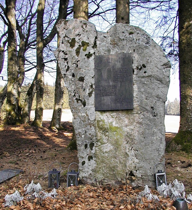 Ein Gedenkstein erinnert an die Hinric...ontakt zu deutschen Frauen aufnahmen.   | Foto: WOLFGANG ADAM