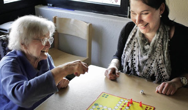 Mensch, rgere Dich nicht: zlem Zeh (30) spielt mit Rosa Kunz (89).   | Foto: Julia Jacob