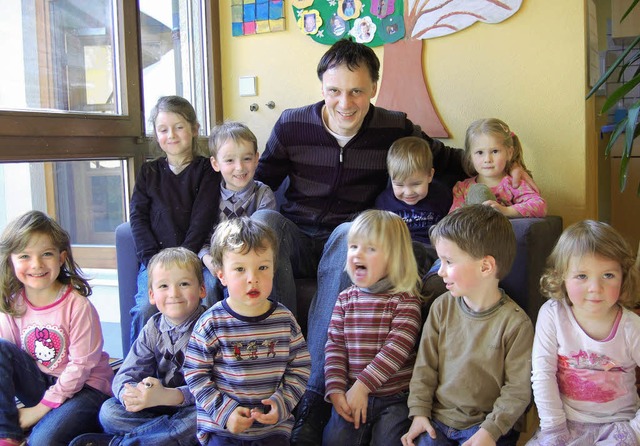 Cornel Rmmele im Kreis von Kindergartenkinder in Grafenhausen  | Foto: Hagen Spth