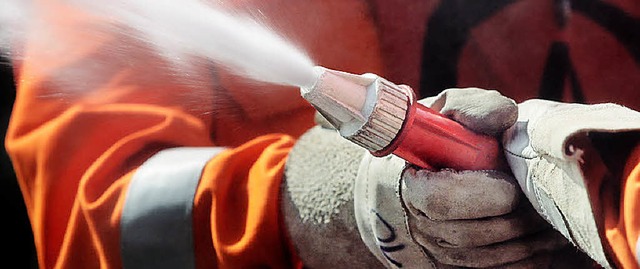 Der Feuerwehrmann trgt schwer entflammbare Handschuhe   | Foto: fotolia