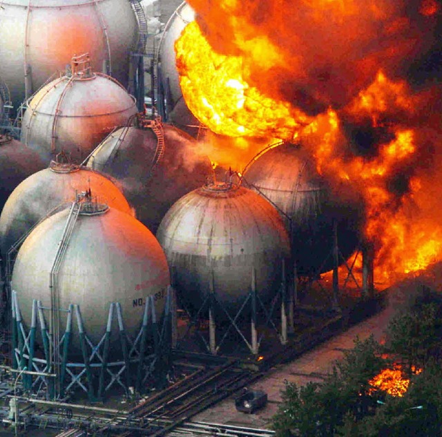 Brand in einer lraffinerie in Chiba  | Foto: dpa