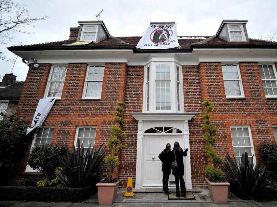 Zw�lf Zimmer, Sauna, Schwimmbad und Ki...r Komfort geht f�r Hausbesetzer kaum.   | Foto: dpa