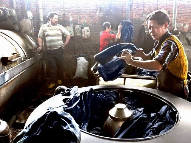 Arbeiter an der Waschtrommel: Pro Schi...ehen Tausende Jeans durch seine Hnde.  | Foto: Martin Gottske