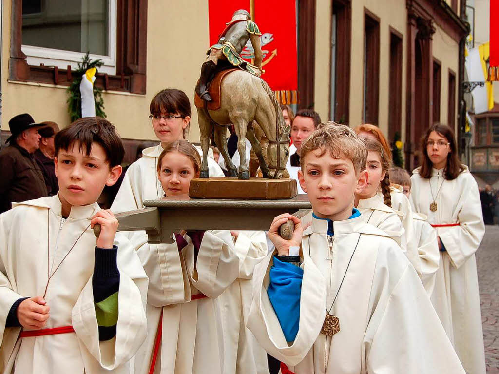 Viele Glubige sumten am Sonntag die Straen der Trompeterstadt bei der Prozession zu Ehren des Stadtpatrons St. Fridolin