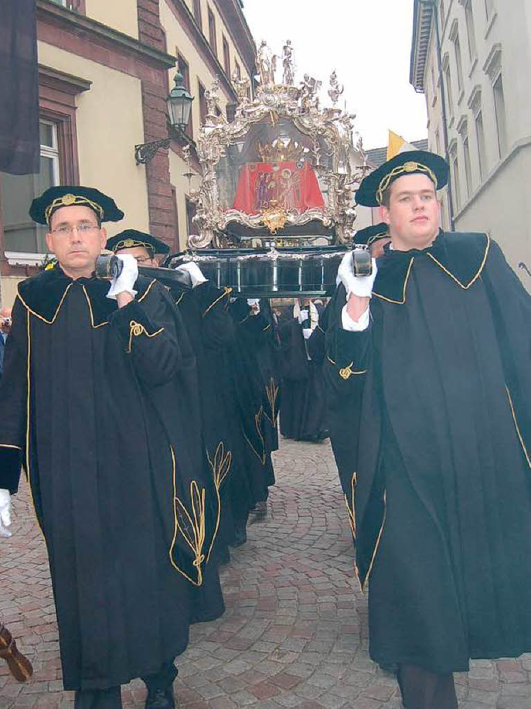 Viele Glubige sumten am Sonntag die Straen der Trompeterstadt bei der Prozession zu Ehren des Stadtpatrons St. Fridolin