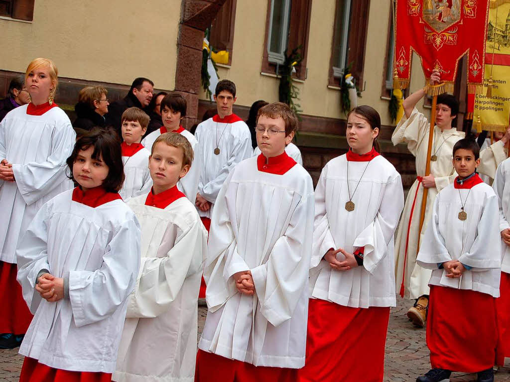 Viele Glubige sumten am Sonntag die Straen der Trompeterstadt bei der Prozession zu Ehren des Stadtpatrons St. Fridolin