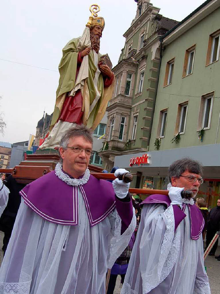 Viele Glubige sumten am Sonntag die Straen der Trompeterstadt bei der Prozession zu Ehren des Stadtpatrons St. Fridolin