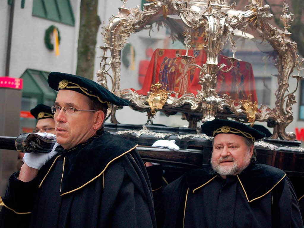 Viele Glubige sumten am Sonntag die Straen der Trompeterstadt bei der Prozession zu Ehren des Stadtpatrons St. Fridolin