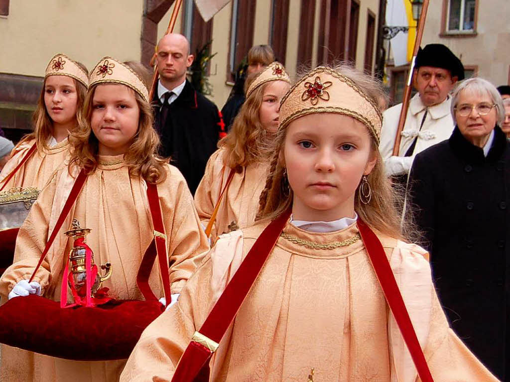 Viele Glubige sumten am Sonntag die Straen der Trompeterstadt bei der Prozession zu Ehren des Stadtpatrons St. Fridolin