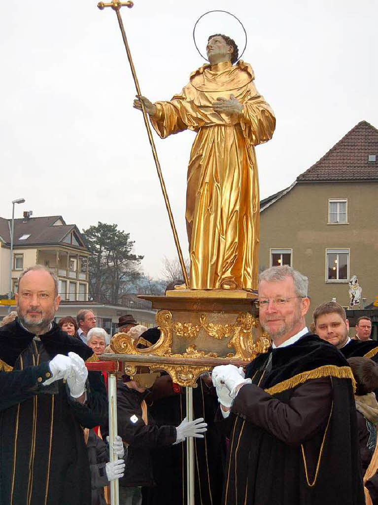 Viele Glubige sumten am Sonntag die Straen der Trompeterstadt bei der Prozession zu Ehren des Stadtpatrons St. Fridolin