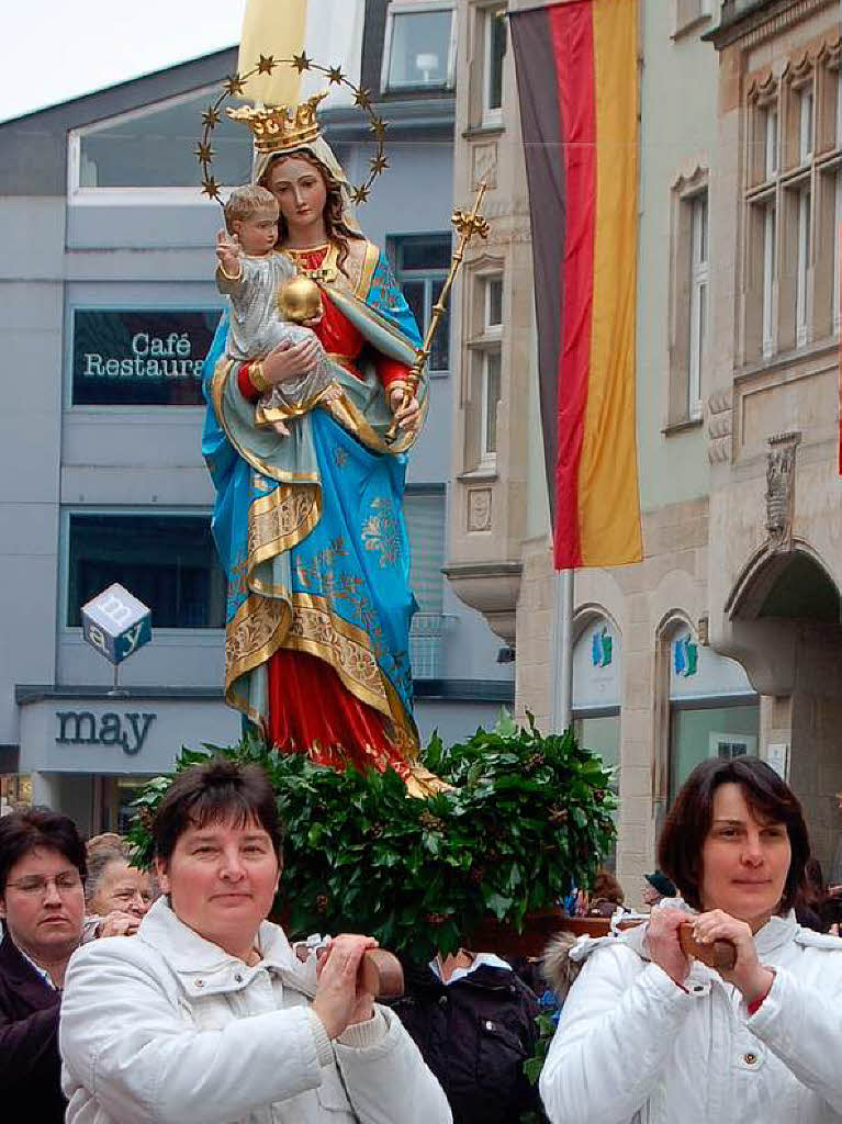Viele Glubige sumten am Sonntag die Straen der Trompeterstadt bei der Prozession zu Ehren des Stadtpatrons St. Fridolin